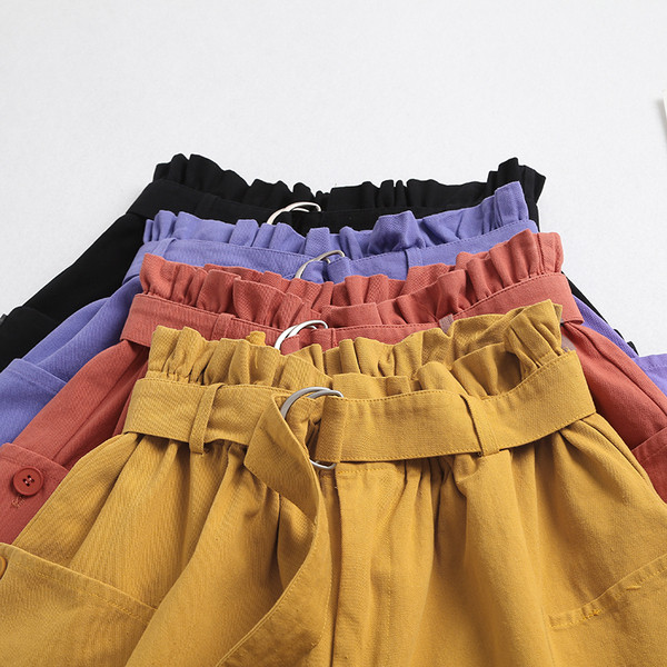 Mitmes värvitoonis vabaaja naiste lühikesed püksid vööga