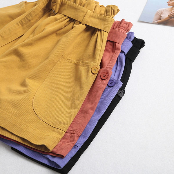 Mitmes värvitoonis vabaaja naiste lühikesed püksid vööga