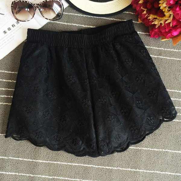 Női rövidnadrág új modellje fekete színben