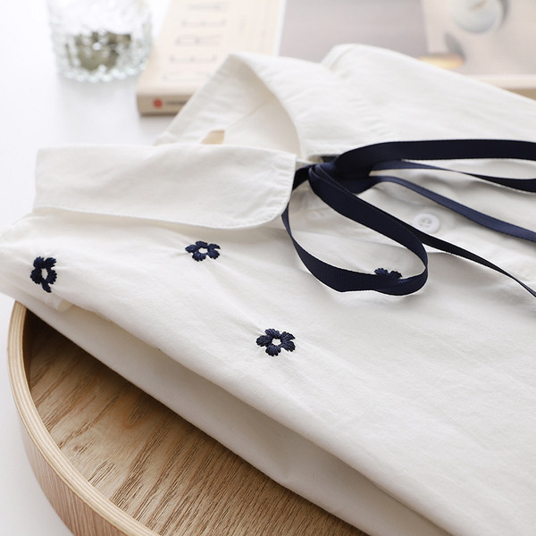 Cămașă modernă de damă cu guler clasic și broderie