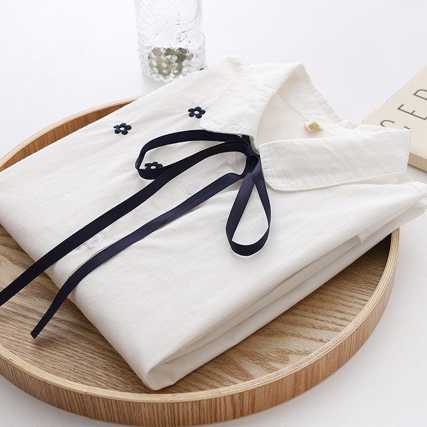 Cămașă modernă de damă cu guler clasic și broderie