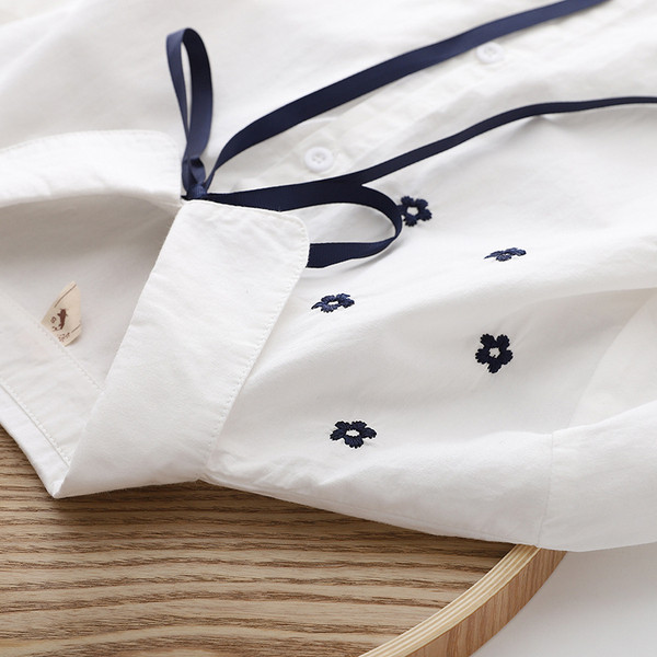 Cămașă modernă de damă cu guler clasic și broderie