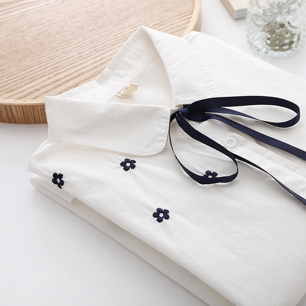 Cămașă modernă de damă cu guler clasic și broderie