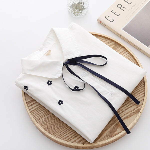 Cămașă modernă de damă cu guler clasic și broderie