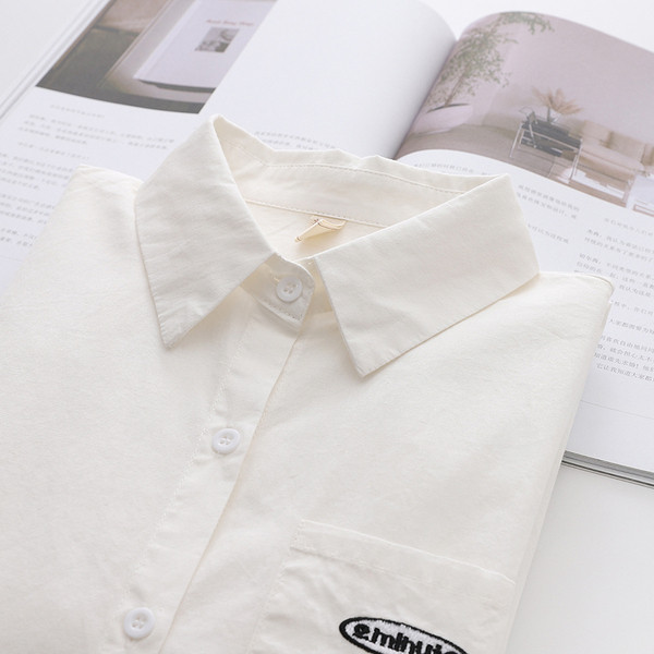 Moodne naiste särk klassikalise krae ja pikkade varrukatega