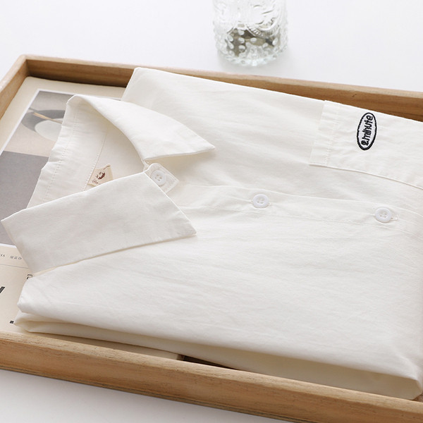 Moodne naiste särk klassikalise krae ja pikkade varrukatega