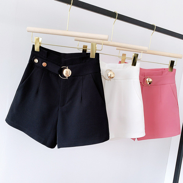 Mūsdienīgi sieviešu šorti ar metāla elementiem