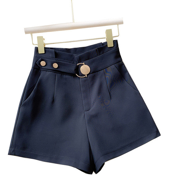 Mūsdienīgi sieviešu šorti ar metāla elementiem