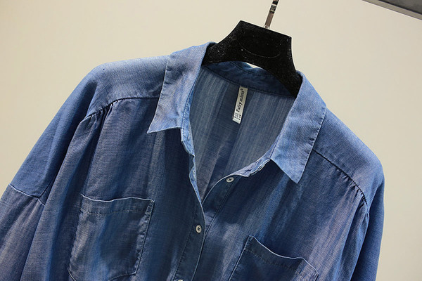 Moodne naiste särk klassikalise krae ja siniste nööpidega