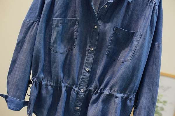 Moodne naiste särk klassikalise krae ja siniste nööpidega