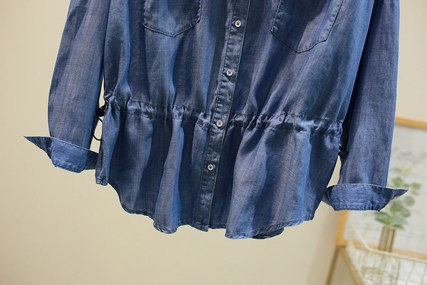 Moodne naiste särk klassikalise krae ja siniste nööpidega