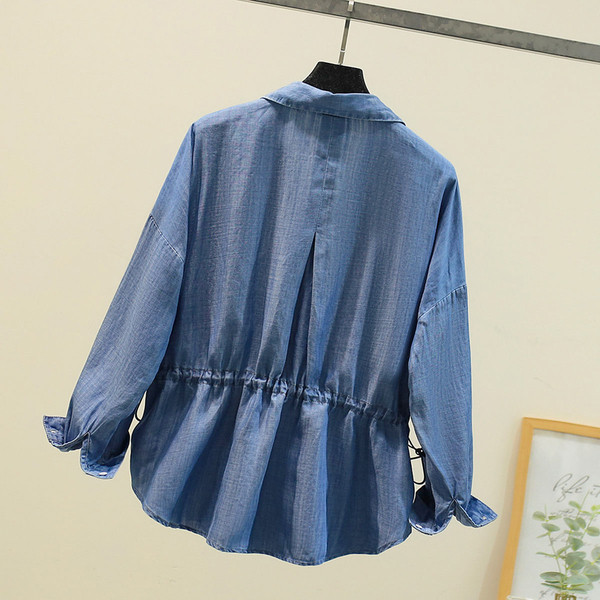 Moodne naiste särk klassikalise krae ja siniste nööpidega