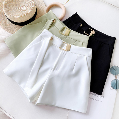 Μοντέρνα γυναικεία σορτς με τσέπες και μεταλλικό στοιχείο