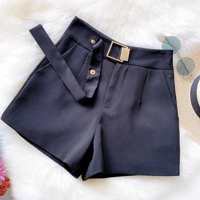 Μοντέρνα γυναικεία σορτς με τσέπες και μεταλλικό στοιχείο