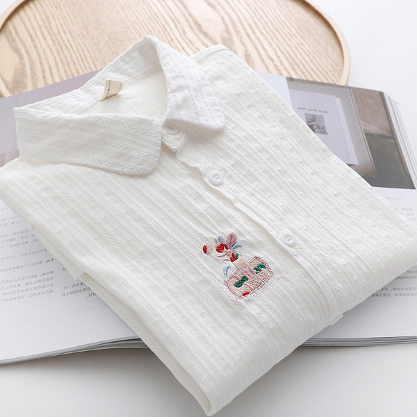 Alkalmi női ing klasszikus gallérral és színes hímzéssel