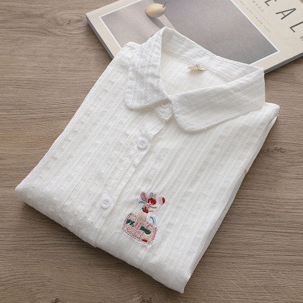 Alkalmi női ing klasszikus gallérral és színes hímzéssel