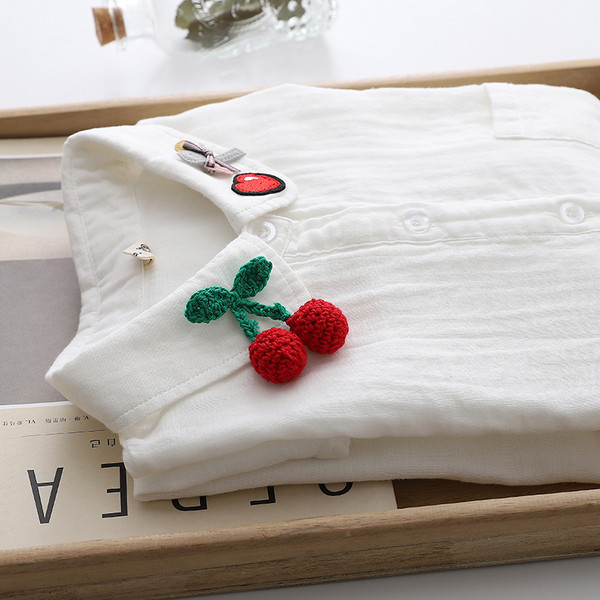 Vienkrāsains sieviešu krekls ar klasisku apkakli un garām piedurknēm