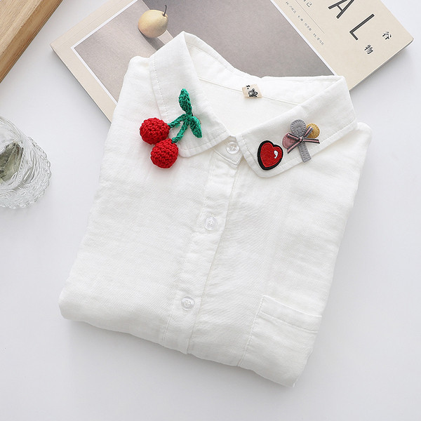 Vienkrāsains sieviešu krekls ar klasisku apkakli un garām piedurknēm