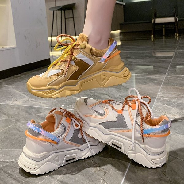 Casual γυναικεία αθλητικά παπούτσια με κορδόνια και τραχιά σόλα σε μπεζ και λευκό χρώμα
