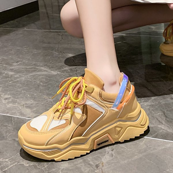 Casual γυναικεία αθλητικά παπούτσια με κορδόνια και τραχιά σόλα σε μπεζ και λευκό χρώμα