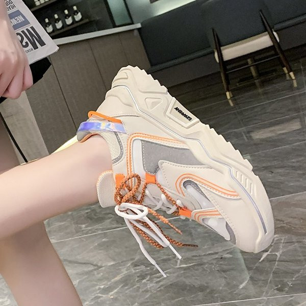 Casual γυναικεία αθλητικά παπούτσια με κορδόνια και τραχιά σόλα σε μπεζ και λευκό χρώμα