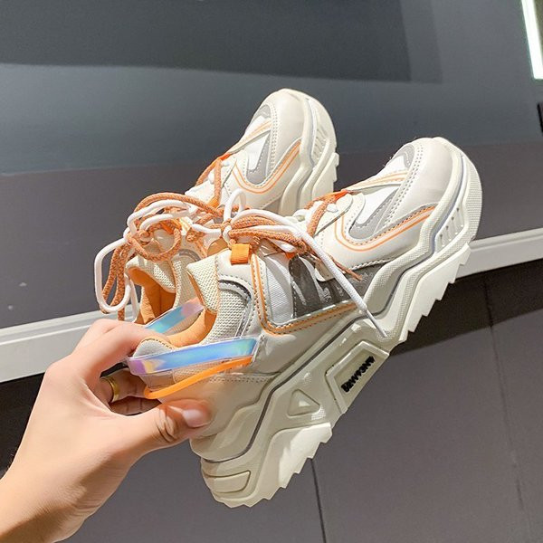 Casual γυναικεία αθλητικά παπούτσια με κορδόνια και τραχιά σόλα σε μπεζ και λευκό χρώμα