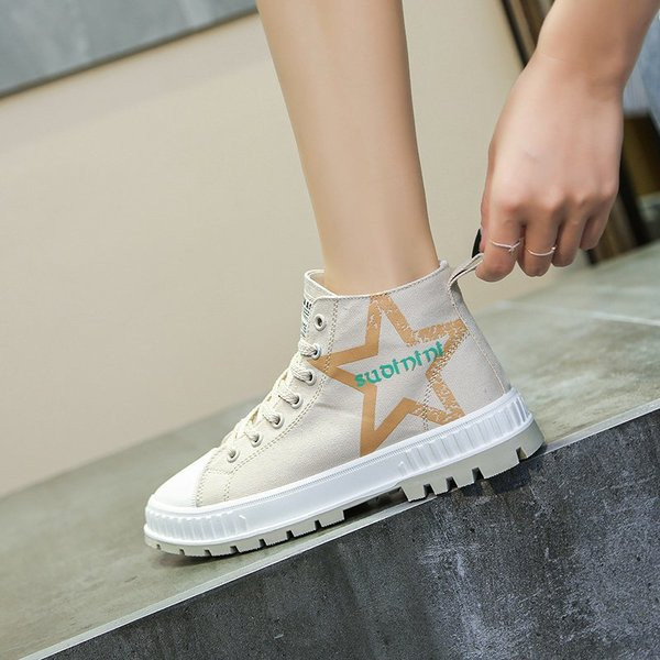 Γυναικεία casual αθλητικά παπούτσια με επίπεδη σόλα και κορδόνια σε μαύρο, μπεζ και λευκό χρώμα