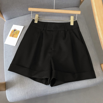 Mūsdienīgi sieviešu šorti - ar augstu vidukli ar kabatām