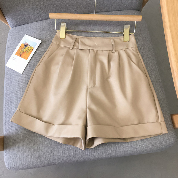 Mūsdienīgi sieviešu šorti - ar augstu vidukli ar kabatām
