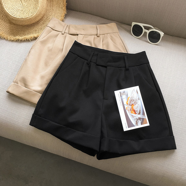 Mūsdienīgi sieviešu šorti - ar augstu vidukli ar kabatām