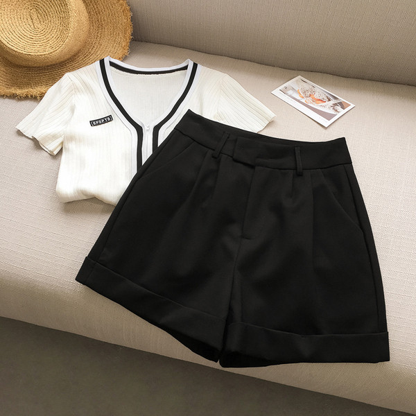 Mūsdienīgi sieviešu šorti - ar augstu vidukli ar kabatām