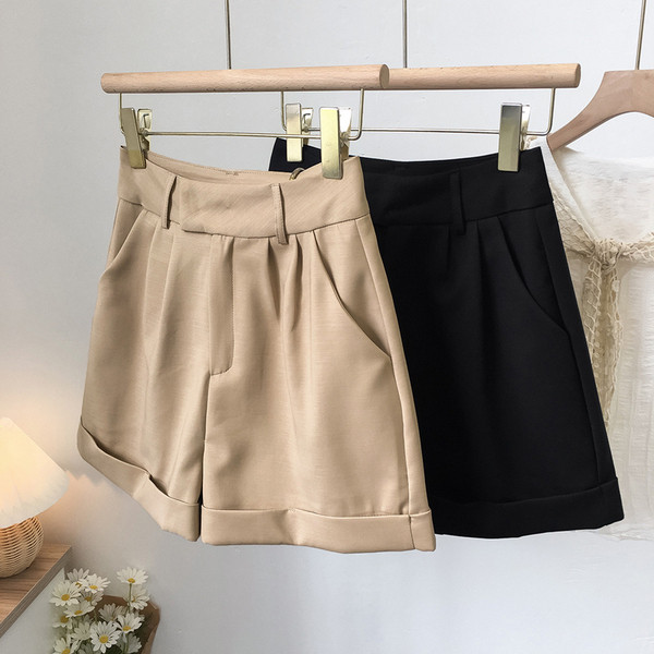 Mūsdienīgi sieviešu šorti - ar augstu vidukli ar kabatām