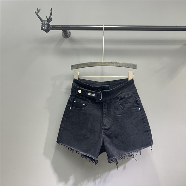 Modern női rövidnadrág szakadt elemekkel