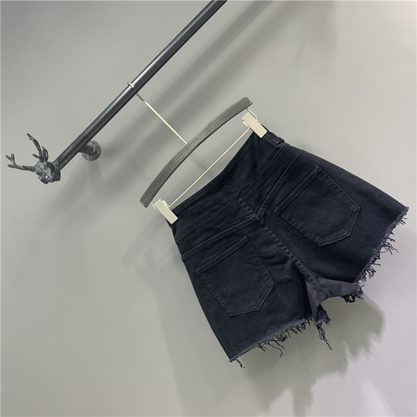 Modern női rövidnadrág szakadt elemekkel