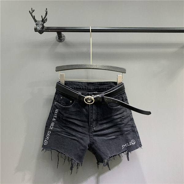 Modern farmer rövidnadrág övvel, szakadt elemekkel