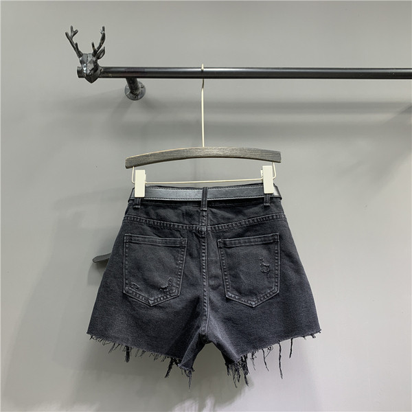 Modern farmer rövidnadrág övvel, szakadt elemekkel