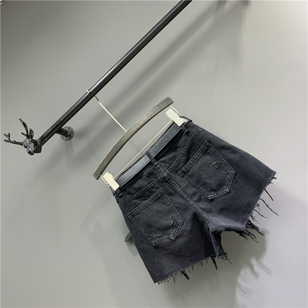 Modern farmer rövidnadrág övvel, szakadt elemekkel