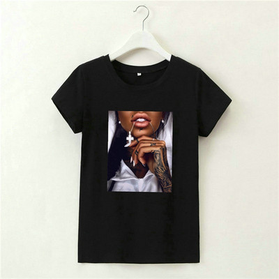 Μοντέρνο γυναικείο μπλουζάκι με οβάλ ντεκολτέ και απλικέ