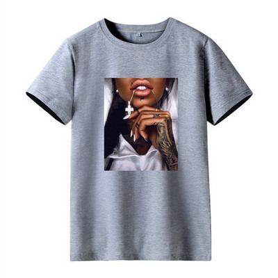 Μοντέρνο γυναικείο μπλουζάκι με οβάλ ντεκολτέ και απλικέ