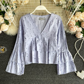 Südamete ja V-kaelusega naiste särk