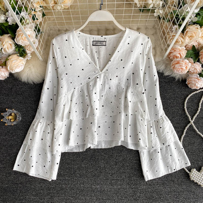 Südamete ja V-kaelusega naiste särk