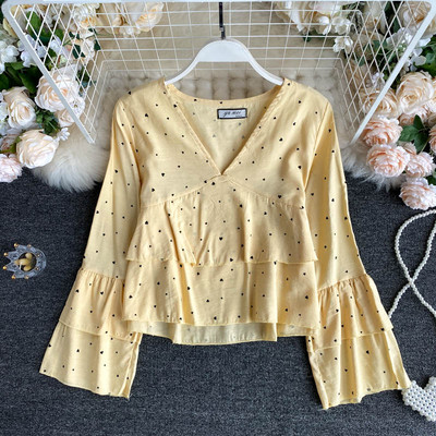 Südamete ja V-kaelusega naiste särk