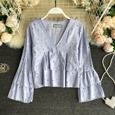 Südamete ja V-kaelusega naiste särk