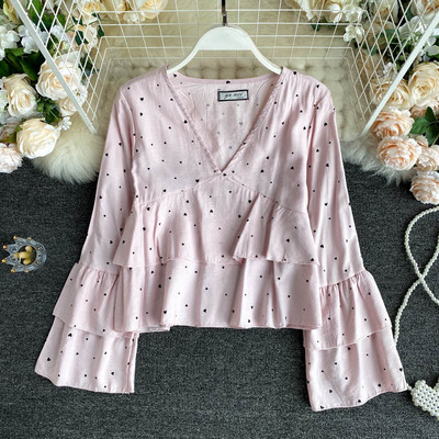 Südamete ja V-kaelusega naiste särk