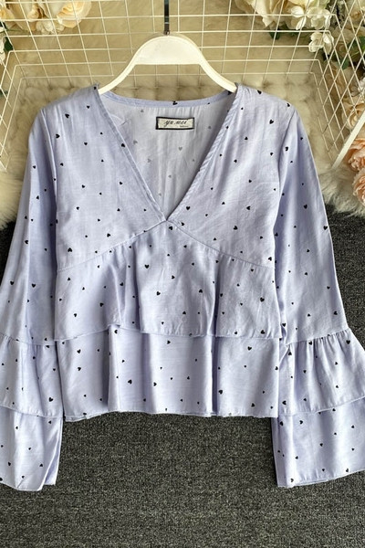 Südamete ja V-kaelusega naiste särk