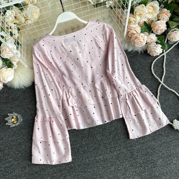 Südamete ja V-kaelusega naiste särk