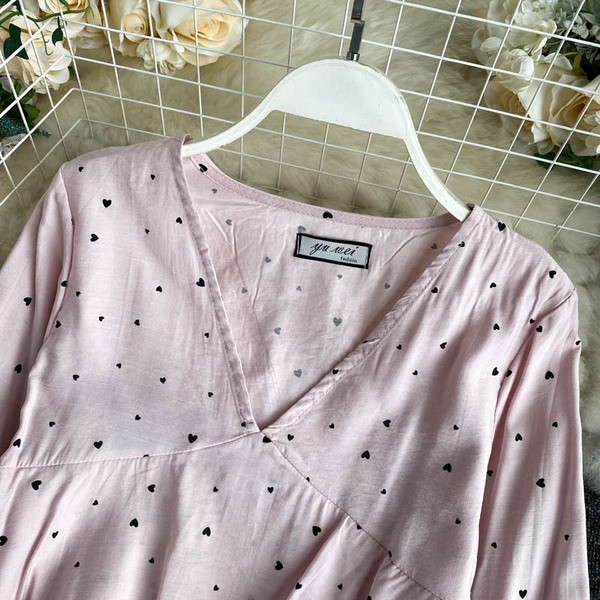 Südamete ja V-kaelusega naiste särk