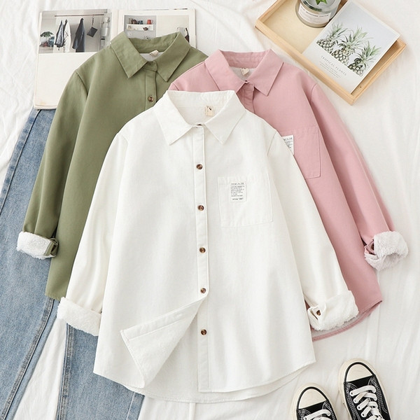 Klassikalise krae ja pikkade varrukatega vabaaja naiste särk