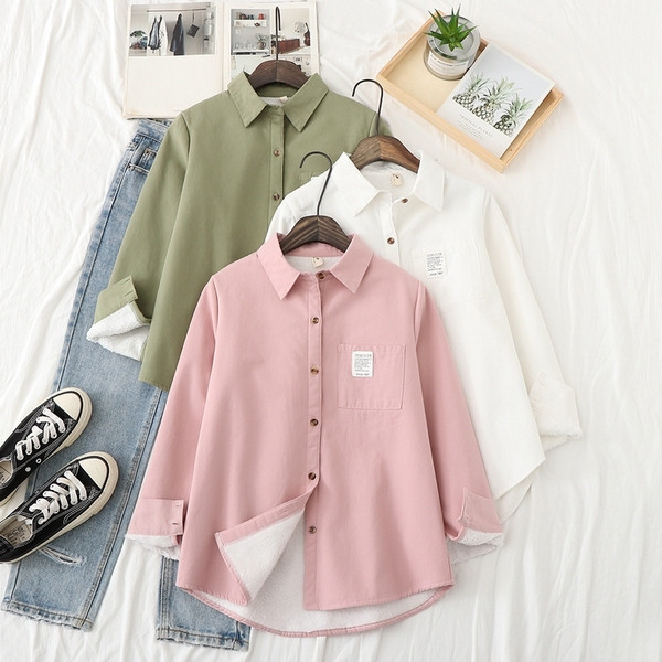 Klassikalise krae ja pikkade varrukatega vabaaja naiste särk