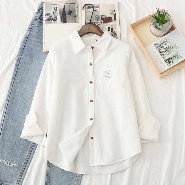 Klassikalise krae ja pikkade varrukatega vabaaja naiste särk